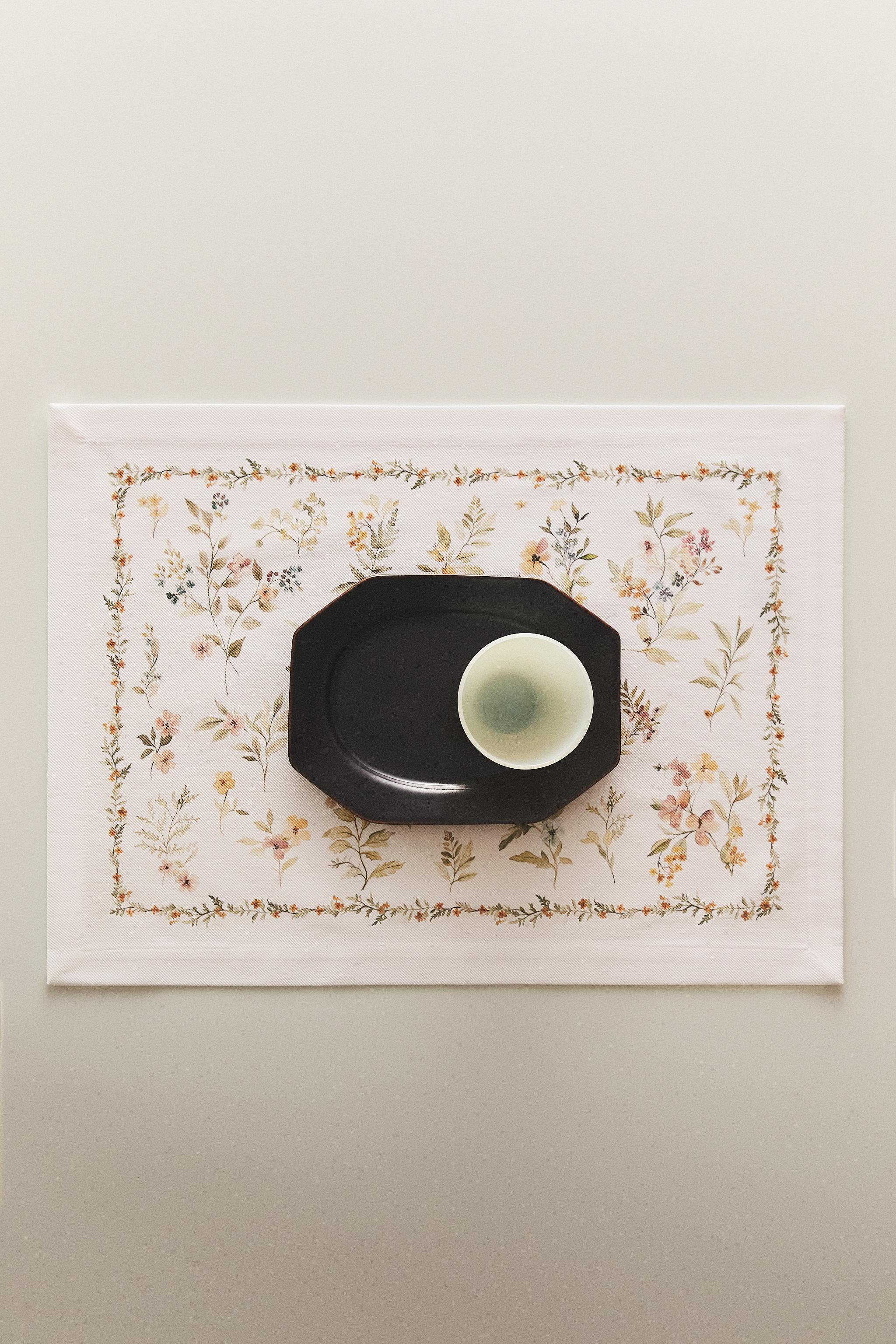 RESIN-COATED FLORAL PRINT PLACEMAT